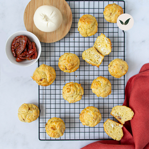 Cake aux tomates séchées, à la mozzarella et au basilic