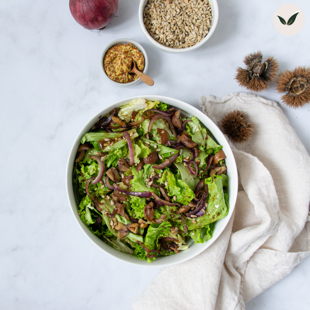 Salade verte aux châtaignes, aux oignons caramélisés et aux graines de tournesol