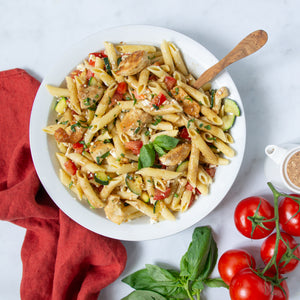 Salade de pâtes au poulet, à la feta, aux tomates et aux courgettes