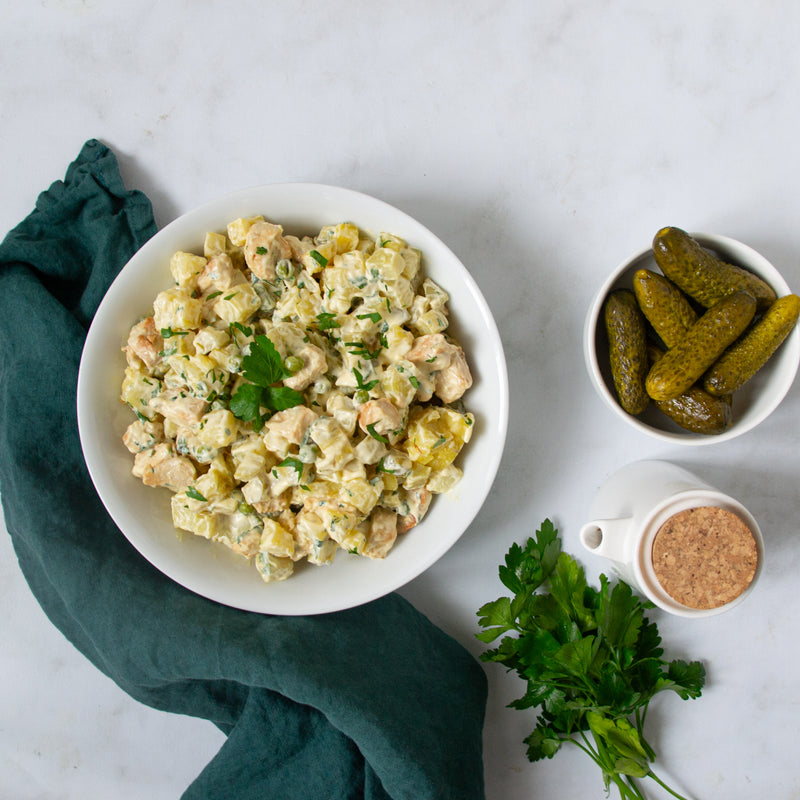 Salade Olivieh, poulet, pommes de terres et petits pois