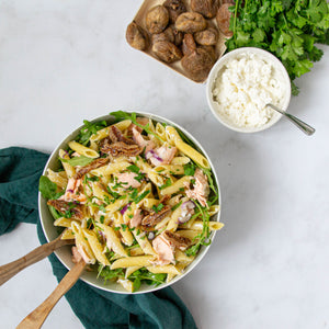 Salade de pâtes au saumon, à la figue et aux herbes fraiches