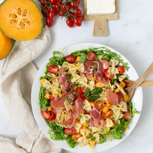 Salade de pâtes au melon, au jambon de parme, à la feta et aux tomates cerise